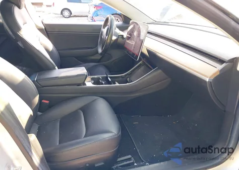 2018 Tesla Model 3 Long Range/Mid Range z USA, uszkodzony, nr VIN 5YJ3E1EA3JF032076